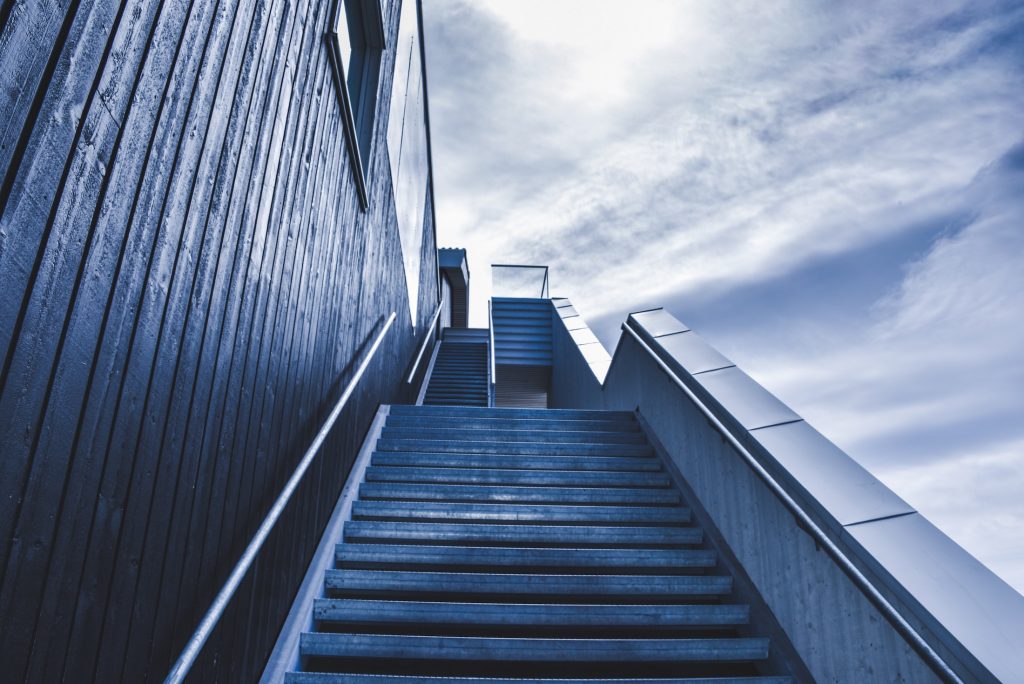 Arbeitstisch mit Notizen und Unterlagen zur Projektplanung